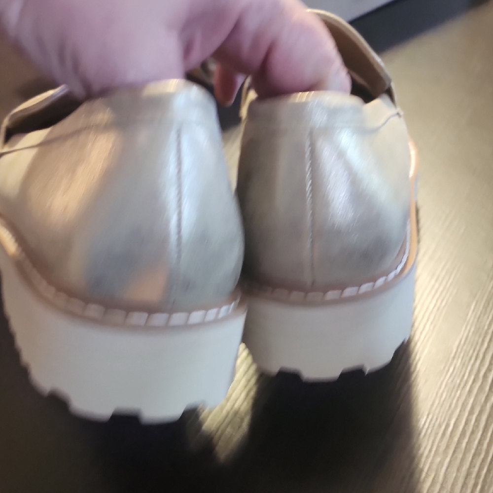 Pierre Dumas Women’s Metallic Gold Flats with Lugsoles 10 - Picture 6 of 8